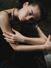 Load image into Gallery viewer, 炽火 Flamme Dansante Filigree Cross Ring

