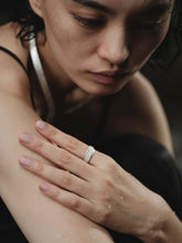 Load image into Gallery viewer, 炽火 Flamme Dansante Filigree Cross Ring
