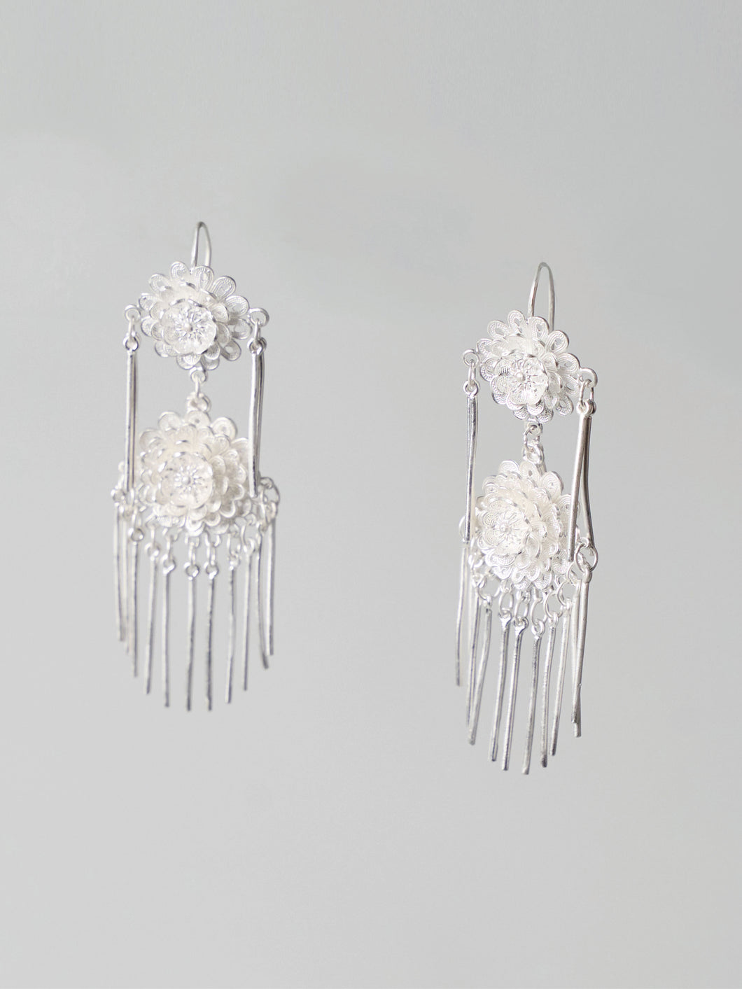 叠DIE - silver earrings with knitting flower and hanging strings