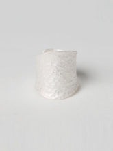 Load image into Gallery viewer, 衡HENG- Gender neutral hammer pattern fine silver ring
