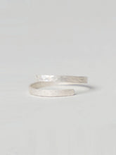 Load image into Gallery viewer, 衡HENG- Gender neutral minimal hammer pattern ring
