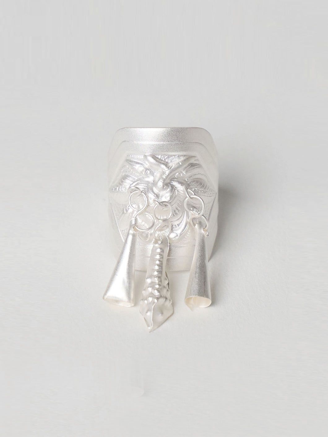 穗SUI- Handmade silver ring with bell-shaped hangings and embossed bee pattern