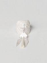 Load image into Gallery viewer, 穗SUI- Handmade silver ring with leaf-shaped hangings and embossed flower pattern
