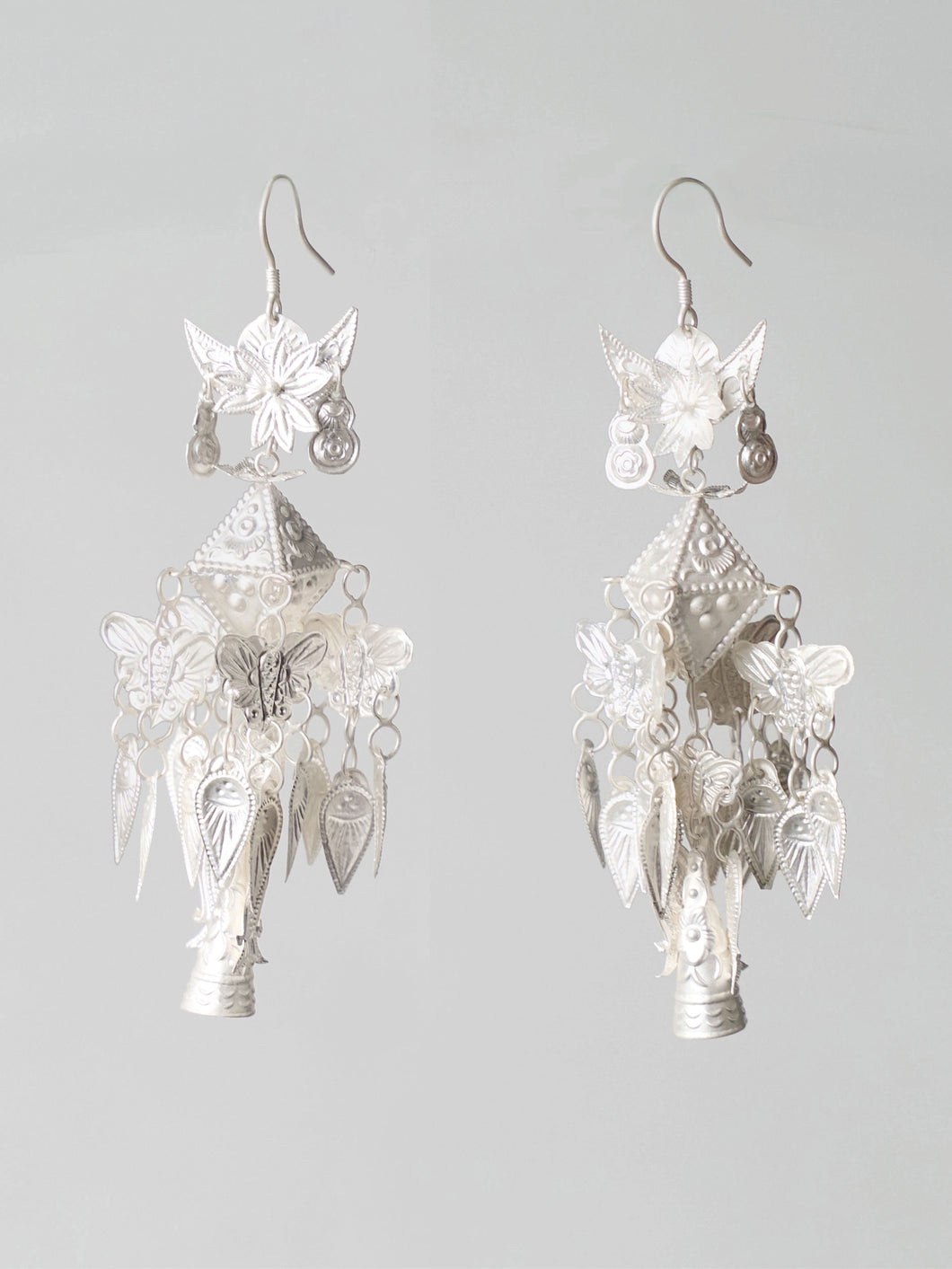 湛ZHAN(exceptional collection)- sparkling silver earrings with pyramid decoration