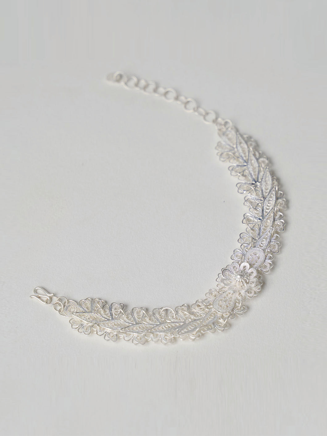 湛ZHAN (exceptional collection) - Splendid knitting bracelet with leaf shaped chain