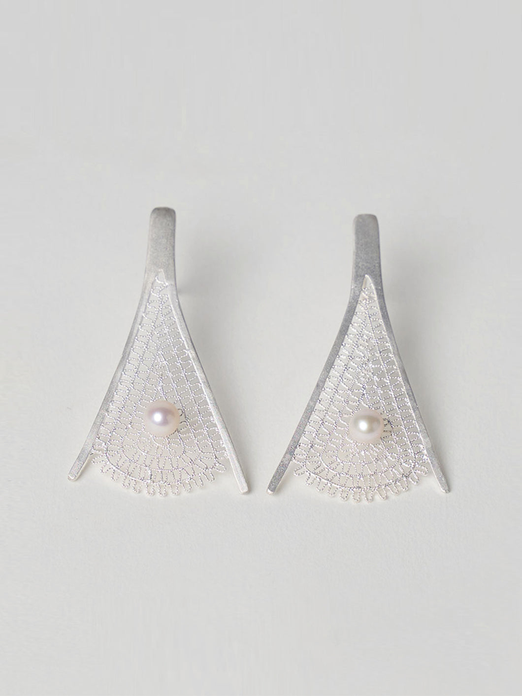 炽火 Flamme Dansante Filigree Earrings With Fresh Water Pearl