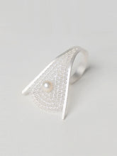 Load image into Gallery viewer, 炽火 Flamme Dansante Filigree Ring With Fresh Water Pearl
