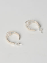 Load image into Gallery viewer, ⼤地LE CONTINENT TWIST SILVER EARRINGS WITH FRESH WATER PEARLS
