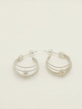 Load image into Gallery viewer, ⼤地LE CONTINENT TWIST SILVER EARRINGS WITH FRESH WATER PEARLS
