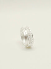 Load image into Gallery viewer, 炽火 Flamme Dansante Filigree Cross Ring
