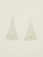 Load image into Gallery viewer, 炽火 Flamme Dansante Filigree Earrings With Fresh Water Pearl
