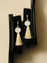 Load image into Gallery viewer, DISTANT HANDS Four-way Spreading Filigree Earrings
