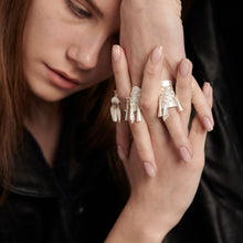 Load image into Gallery viewer, 穗SUI- Handmade silver ring with bell-shaped hangings and embossed bee pattern
