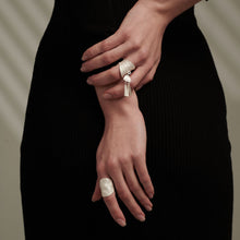 Load image into Gallery viewer, 衡HENG- Gender neutral curved ring
