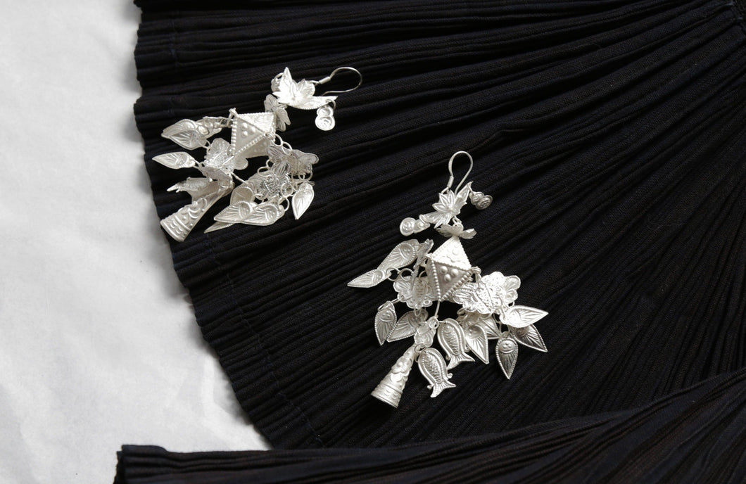 湛ZHAN(exceptional collection)- sparkling silver earrings with pyramid decoration