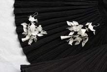 Load image into Gallery viewer, 湛ZHAN(exceptional collection)- sparkling silver earrings with pyramid decoration
