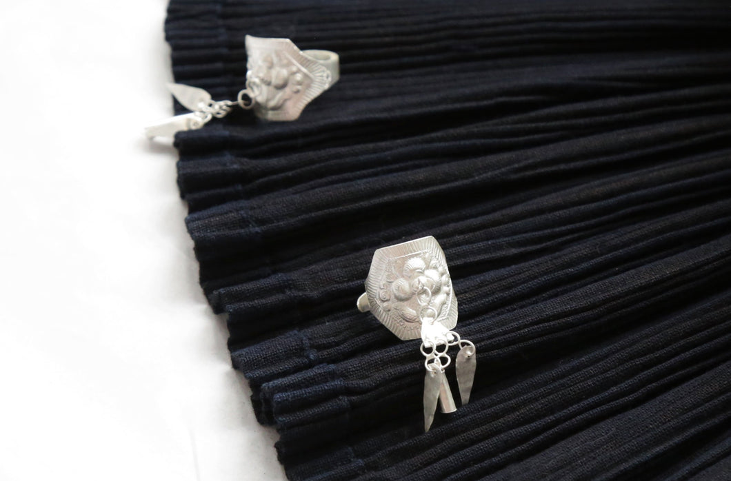 穗SUI- Handmade silver ring with leaf-shaped hangings and embossed flower pattern