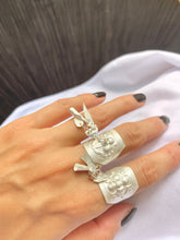 Load image into Gallery viewer, 穗SUI- Handmade silver ring with leaf-shaped hangings and embossed flower pattern
