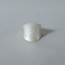 Load image into Gallery viewer, 衡HENG- Gender neutral hammer pattern fine silver ring
