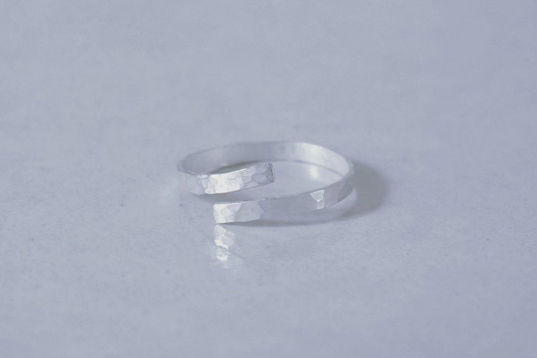 衡HENG- Gender neutral minimal hammer pattern ring