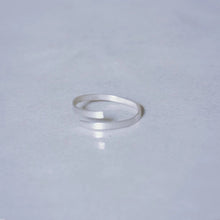 Load image into Gallery viewer, 衡HENG- Gender neutral minimal smooth ring
