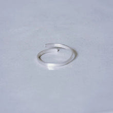 Load image into Gallery viewer, 衡HENG- Gender neutral minimal smooth ring
